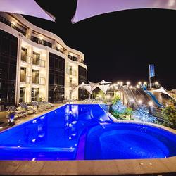 Бассейн с подсветкой и подогревом